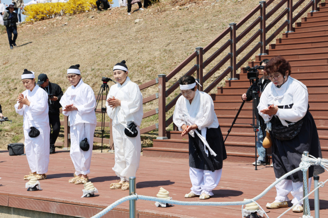 원동 주민들이 4월 6일 용신에게 뱃길의 안전과 국가의 태평성대, 강우 등을 기원하고 있다. 양산시 제공