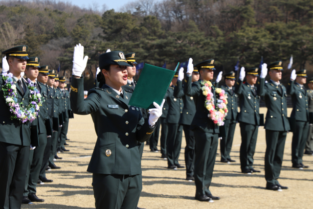 지난 2월 27일 서울 노원구 육군사관학교 교정에서 열린 81기 졸업 및 임관식에서 임수민 소위가 임관 선서문을 낭독하고 있다. 연합뉴스