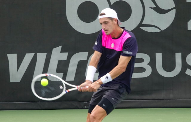 2025 부산오픈 챌린저 테니스대회에서 우승한 테렌스 아트만이 백핸드 스트로크를 구사하고 있다. 부산오픈 제공