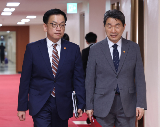 최상목 부총리 겸 기획재정부 장관과 이주호 부총리 겸 교육부 장관이 18일 정부서울청사에서 열린 국무회의에 입장하고 있다. 연합뉴스