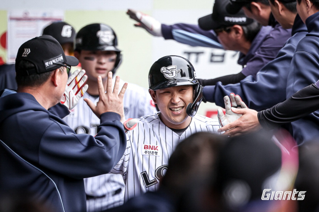 롯데 자이언츠 포수 유강남이 20일 대구에서 열린 삼성 라이온즈전에서 2회 2점 홈런을 날린 뒤 동료들의 축하를 받고 있다. 롯데 자이언츠 제공