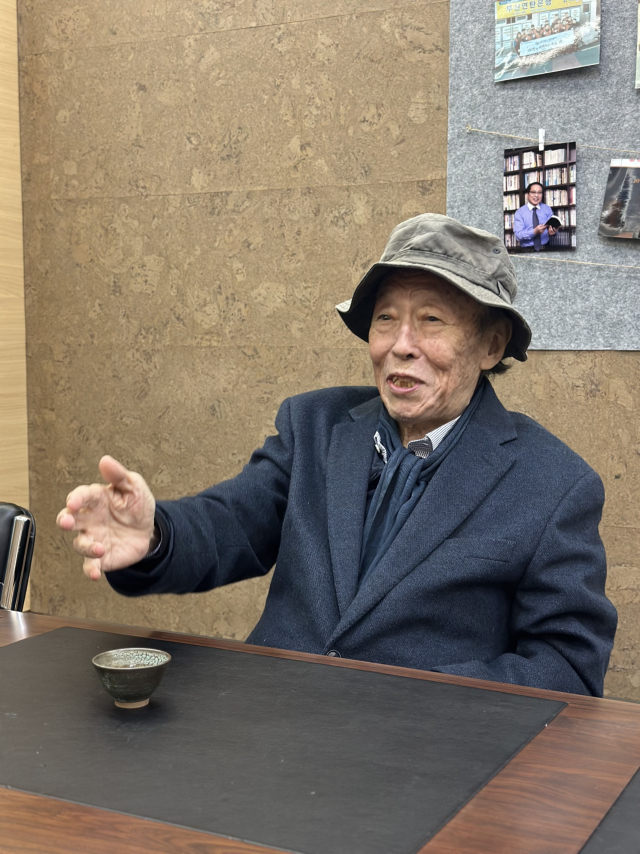 지난 14일 갤러리범향에서 열린 ‘윤후명 문학과 미술의 만남전’ 개막식에 참석한 윤후명 소설가 겸 시인. 김은영 기자