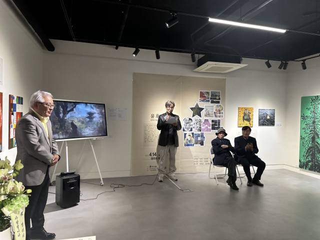 지난 14일 부산 부산진구 갤러리범향에서 ‘윤후명 문학과 미술의 만남전’ 개막식이 열리고 있다. 사진 왼쪽부터 박성진 갤러리범향 대표, 이재용 배우, 윤후명 작가, 남송우 문학평론가. 김은영 기자