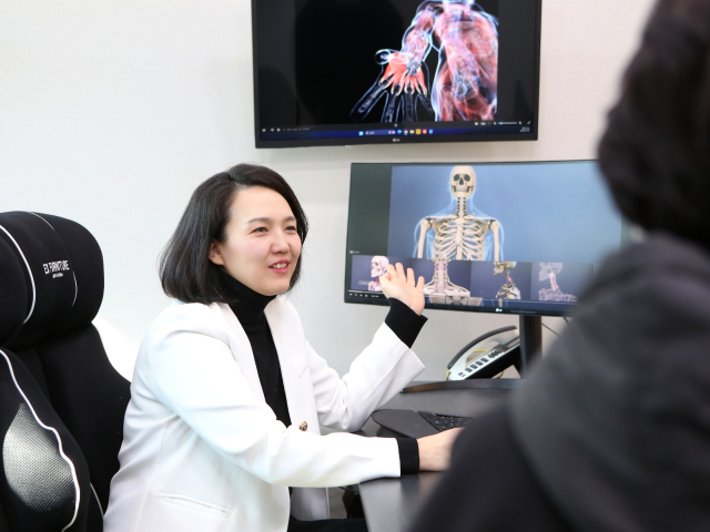 50세 전후로 갱년기가 찾아오면 여성들은 롤러코스터에 올라탄 것처럼 심한 감정의 기복을 경험하게 된다. 최은정 원장이 갱년기 증상 관리법에 관해 설명하고 있다. 우주가정의학과의원 제공