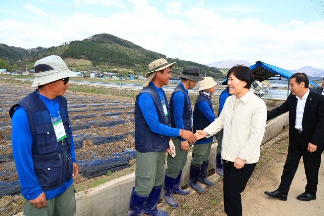 송미령 농식품부 장관이 전북 진안에서 외국인근로자들과 악수하고 있다. 농식품부 제공