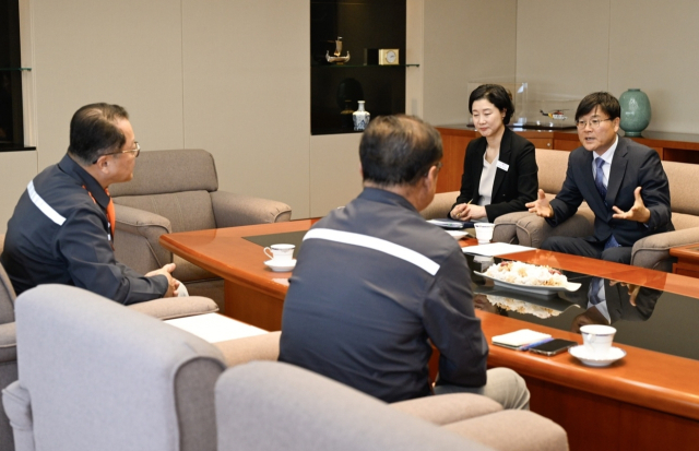 변광용 거제시장은 4월 22일에는 한화오션 거제사업장을 방문해 김희철 대표이사와 상생 간담회를 갖고 상생발전기금 조성 등 지역 협력 방안을 논의했다. 부산일보DB