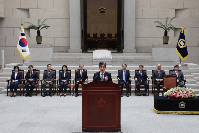 마용주 신임 대법관이 9일 서울 서초구 대법원에서 열린 자신의 취임식에서 취임사를 하고 있다. 마 대법관이 취임하면서 대법원도 김상환 전 대법관의 퇴임 이후 103일 만인 오는 9일 완전체 구성을 마친다. 왼쪽부터 이숙연·노경필·서경환·오경미 대법관, 조희대 대법원장, 마용주·이흥구·오석준·엄상필·박영재 대법관. 연합뉴스