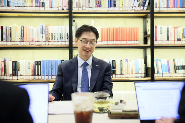더불어민주당 김경수 대선 경선 후보가 한국지방신문협회 취재진과 인터뷰에서 ‘지역균형발전’을 강조했다. 김 후보 캠프 제공