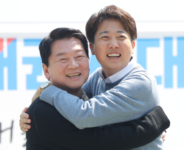 국민의힘 안철수 대선 경선 후보와 개혁신당 이준석 대선 후보가 25일 경기도 성남시 판교역 앞 광장에서 열린 인공지능(AI) 관련 '미래를 여는 단비토크'에서 만나 포옹하고 있다. 연합뉴스