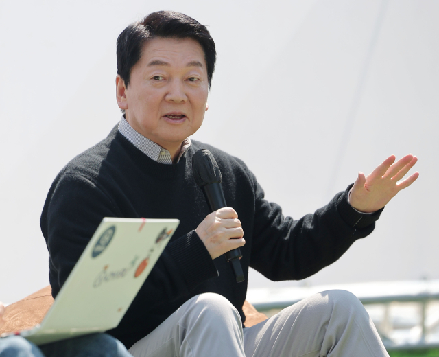 국민의힘 안철수 대선 경선 후보가 25일 경기도 성남시 판교역 앞 광장에서 개혁신당 이준석 대선 후보와 함께 주최한 인공지능(AI) 관련 '미래를 여는 단비토크'에서 발언하고 있다. 연합뉴스