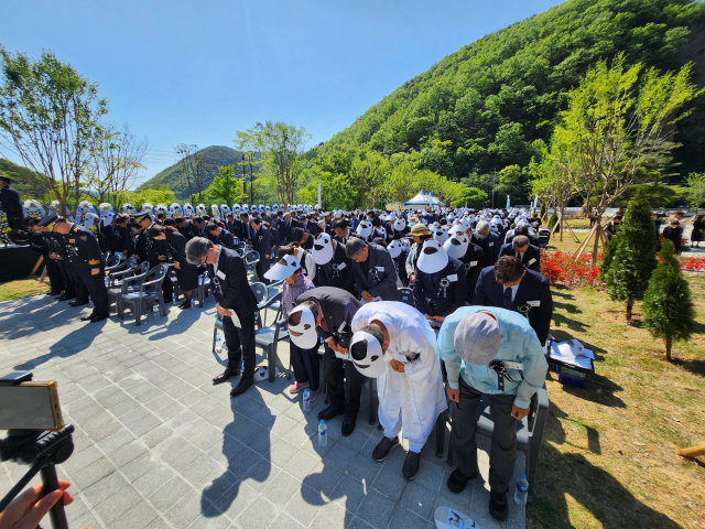 의령 4·26 사건 유가족들이 26일 오전 경남 의령군 궁류면 ‘의령 4·26 추모공원’에서 열린 위령제에서 희생자들을 추모하고 있다. 강대한 기자