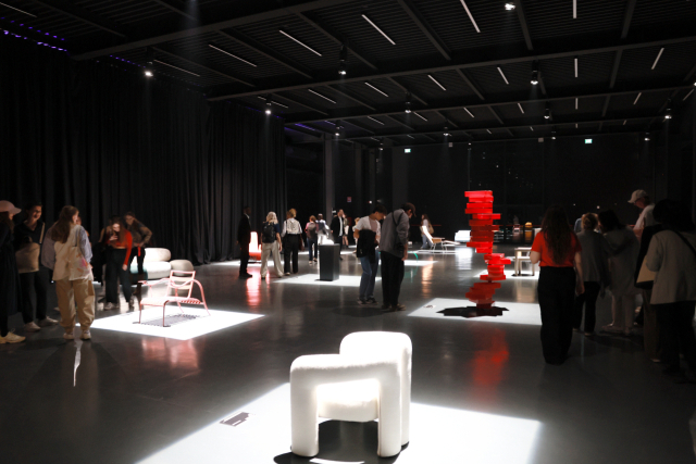 최근 이탈리아 밀라노에서 열린 ‘밀라노 디자인 위크’는 본 전시장인 피에라 밀라노 외에도 도시 공간을 활용한 여러 장외 전시를 선보였다. 브레라궁 중정에서 운영된 설치 작품 ‘빛의 도서관’(위)과 토르타나 지구의 옛 공장을 재생한 ‘슈퍼스튜디오 피우’에서 열린 ‘슈퍼디자인쇼’ 현장. 부산시 제공