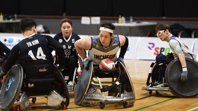 지난해 열린 2024 전국휠체어럭비 리그대회 인천-충남의 경기 장면. 대한장애인럭비협회 제공