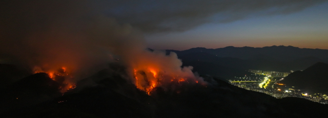 대구 대형 산불 발생 이틀째인 29일 동이 트는 가운데 대구 북구 함지산이 불타고 있다. 연합뉴스