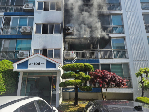 울산 북구 한 아파트 2층서 불…5명 경상