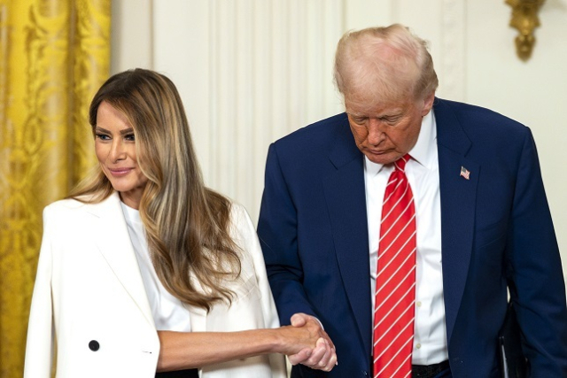 트럼프 미국 대통령이 5월 8일 미국 백악관 이스트룸에서 열린 한 축하 행사에서 영부인 멜라니아 트럼프의 손을 잡고 있다. 연합뉴스