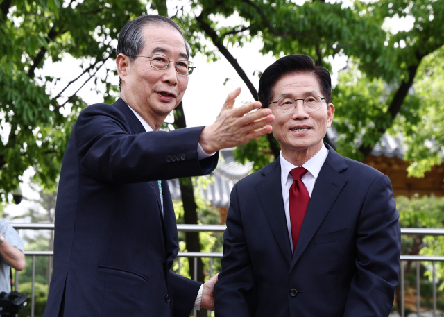 국민의힘 김문수 대선후보와 무소속 한덕수 대선 예비후보가 지난해 5월 8일 서울 국회 사랑재에 위치한 커피숍에서 만나 회동하고 있다. 연합뉴스