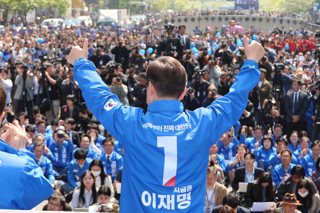 더불어민주당 이재명 대선 후보가 6·3 대통령선거 공식 선거운동 첫날인 12일 서울 광화문 청계광장에서 열린 중앙선대위 출정식 및 첫 유세에서 시민들에게 지지를 호소하고 있다. 연합뉴스