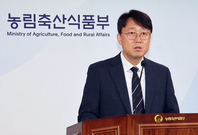 농림축산식품부 홍인기 유통소비정책관이 12일 정부세종청사에서 본격적인 영농철을 맞아 농식품 수급 상황과 대응 방향에 관해 설명하고 있다. 연합뉴스