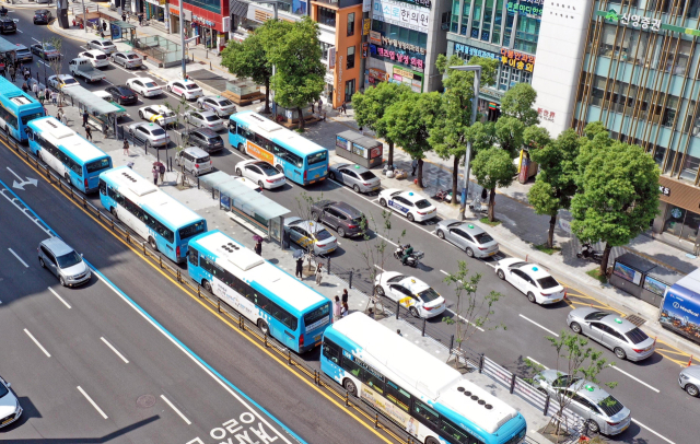 부산 부산진구 롯데백화점 부산점 앞 BRT 정류소에서 버스가 줄지어 서 있다. 부산일보DB