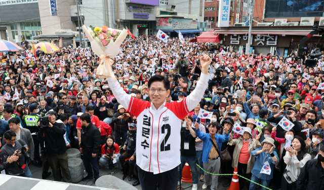 국민의힘 김문수 대선후보가 공식 선거운동 둘째 날인 13일 부산을 찾았다. 자갈치시장을 방문한 김 후보가 유세전을 펼치고 있다. 김종진 기자 kjj1761@