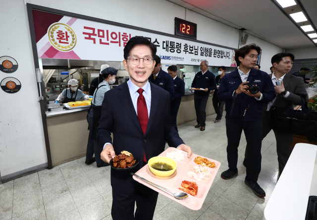 국민의힘 김문수 대선 후보가 14일 경남 사천시 한국항공서비스를 방문해 현장을 둘러본 뒤 직원들과 식사하기 위해 이동하고 있다. 연합뉴스
