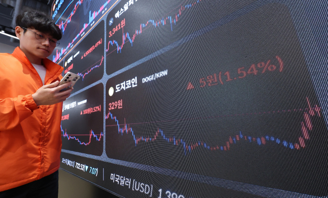 가상자산 시장의 강세에 리플(XRP)이 시가총액 3위로 한 단계 뛰었다. 사진은 서울 서초구 빗썸라운지 강남본점 전광판에 가상자산 가격이 표시된 모습. 연합뉴스