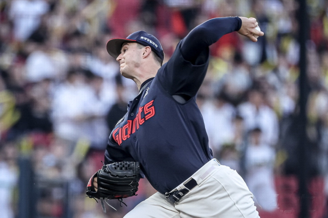 롯데 자이언츠의 두 선발투수 박세웅(위)과 데이비슨이 지난 11일 KT 위즈전, 13일 KIA 타이거즈전에서 각각 역투하고 있다. 롯데 자이언츠 제공