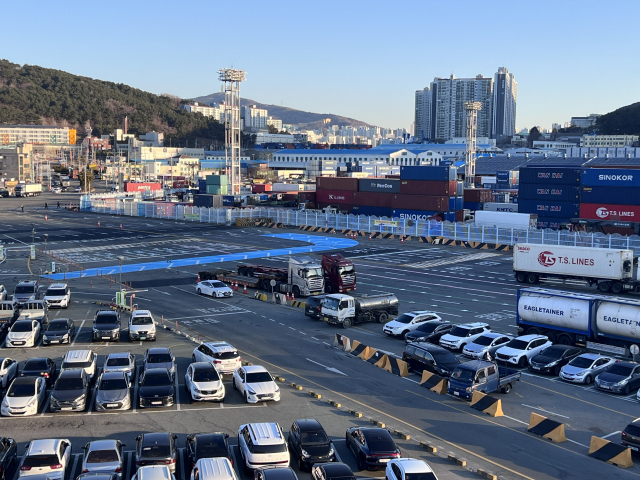 기존 출입구를 막던 기둥을 없애고 차로를 왕복 9차로로 넓혀 사고 위험을 줄이고 소통을 원활하게 만든 신선대부두 입구. BPA 제공