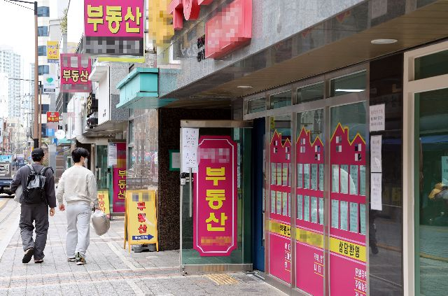 부동산 거래가 줄어들면서 공인중개사 폐업이 크게 늘고 있다. 2025년 3월 6일 부산 동구의 공인중개사 사무소 모습. 부산일보DB