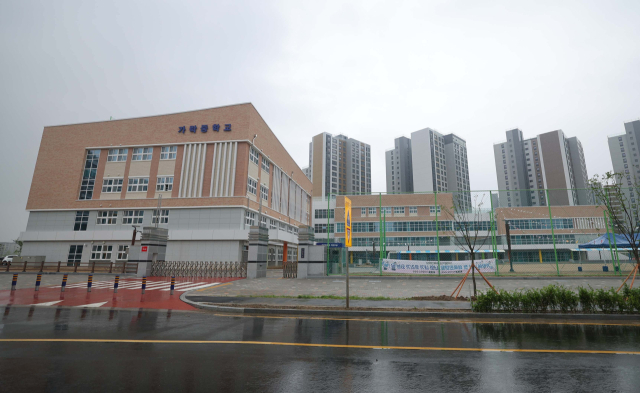 부산시교육청이 사용승인에 필요한 필수 서류가 빠진 것을 알고도 학교 건물을 준공 처리해 논란이 인다. 부산 강서구 에코델타시티 가락중학교 모습. 이재찬 기자 chan@