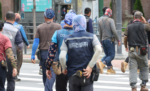 15일 한국건설산업연구원이 발간한 '2008년 금융위기와 비교한 최근 건설경기 진단과 대응 방안' 보고서에서 최근 국내 건설경기 침체가 2008년 세계 금융위기 당시보다 심각하고 구조적 복합성을 띠고 있어 정책 지원이 필요하다는 제언이 나왔다. 사진은 이날 서울 마포구 한 공사 현장에서 관계자들이 이동하는 모습. 연합뉴스