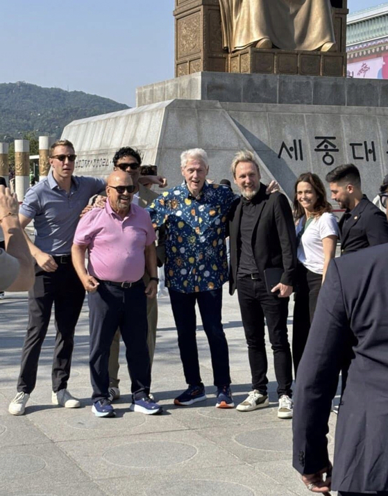최근 서울 광화문광장에서 일행들과 기념사진을 찍고 있는 빌 클린턴 전 미국 대통령 모습. 온라인 커뮤니티 캡처