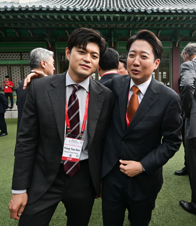 개혁신당 이준석 대선 후보(오른쪽)가 21일 서울 신라호텔에서 열린 제16회 조선일보 아시안리더십콘퍼런스(ALC)에서 국민의힘 김용태 비상대책위원장과 대화하고 있다. 연합뉴스