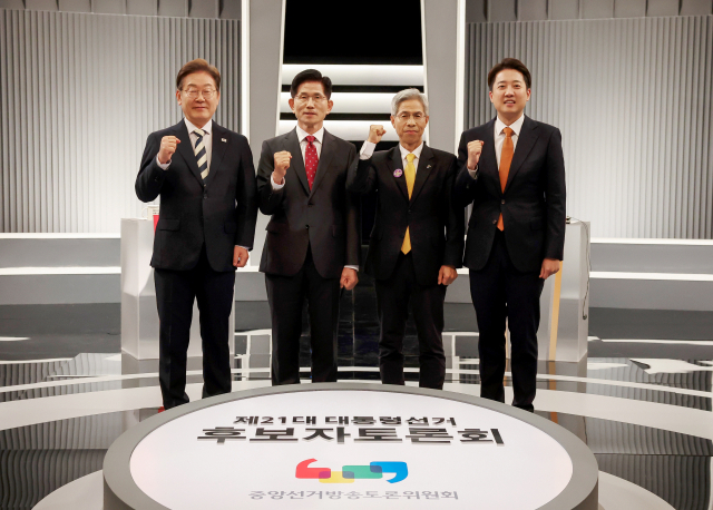 더불어민주당 이재명·국민의힘 김문수·민주노동당 권영국·개혁신당 이준석 대선후보가 23일 서울 영등포구 여의도 KBS 스튜디오에서 열린 제21대 대선 2차 후보자 토론회 시작에 앞서 기념 촬영하고 있다. 연합뉴스