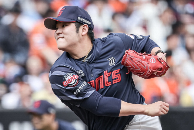 선발투수 한현희가 공을 던지는 장면. 롯데 자이언츠 제공