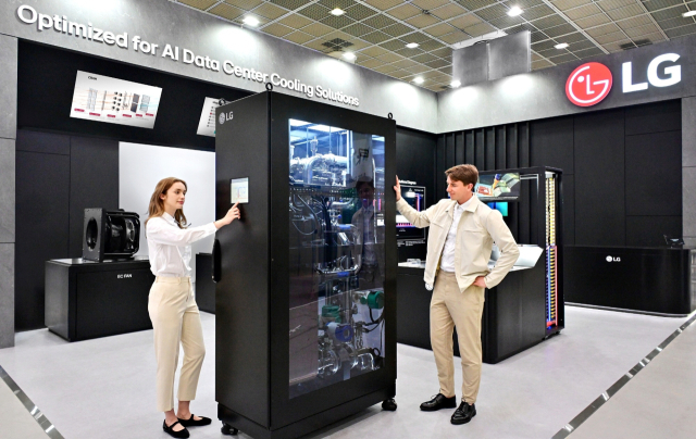 지난달 미국 워싱턴 D.C에서 열린 ‘데이터센터월드 2025’에서 모델들이 AI 데이터센터 액체 냉각 솔루션인 CDU(냉각수 분배 장치)를 소개하고 있다.LG전자 제공