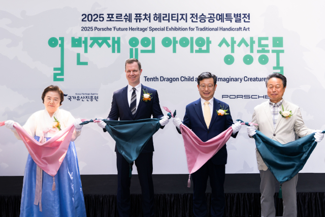 ‘2025 포르쉐 퓨처 헤리티지 전승공예 특별전’에서 포르쉐코리아 마티아스 부세(왼쪽 두 번째) 대표 등 참석자들이 포즈를 취하고 있다.포르쉐코리아 제공