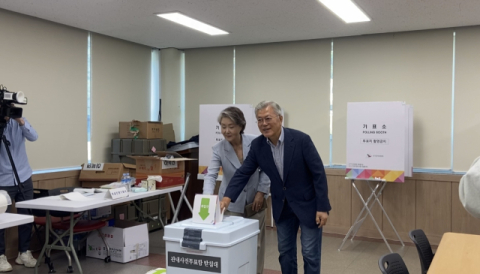 문 전 대통령 부부 사전 투표 “엄중히 책임 물어야”