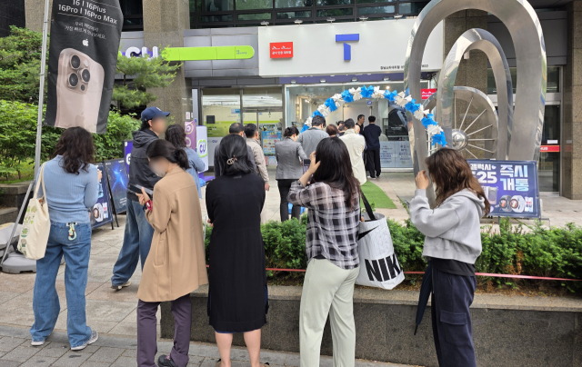 20일 서울 시내 한 SK텔레콤 공식인증 대리점 앞에 고객들이 유심 교체를 위해 길게 줄을 서 기다리고 있다.연합뉴스