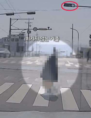 부산 청사포 도로 한복판서 사진 찍는 커플. 온라인 커뮤니티 캡처. 연합뉴스