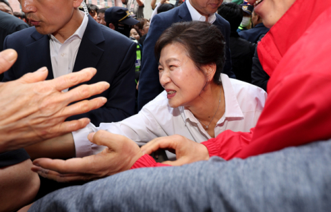 박근혜, 대선 사흘 앞두고 서문시장 방문…