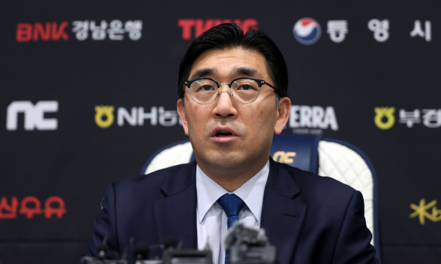 NC다이노스 이진만 대표가 지난 달 30일 오후 경남 창원시 마산회원구 창원NC파크에서 야구장 재개장 등과 관련한 브리핑 하고 있다. 연합뉴스