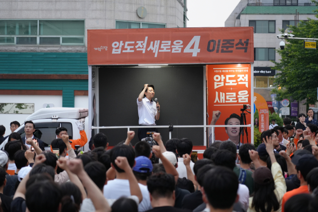 개혁신당 이준석 대선 후보가 31일 경기도 수원시 행리단길에서 지지를 호소하고 있다. 연합뉴스