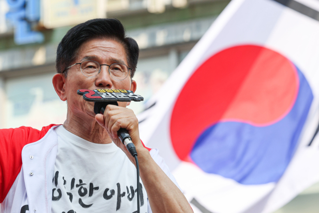 국민의힘 김문수 대선 후보가 1일 경기도 의정부시 태조이성계상 앞에서 열린 유세에서 지지를 호소하고 있다. 연합뉴스