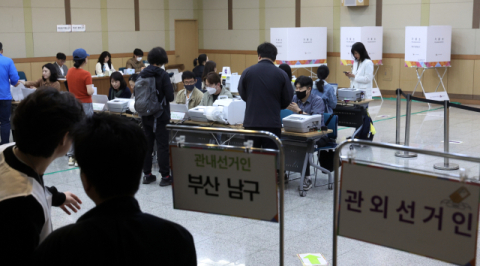 사고 잇따른 사전 투표… 선관위 “혼선 사과”