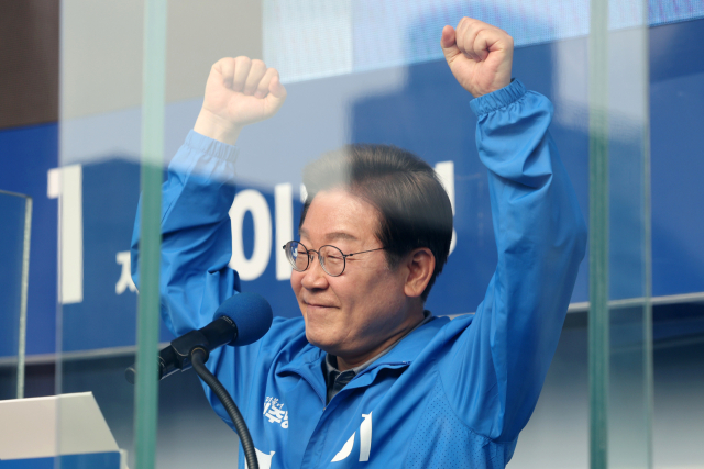 더불어민주당 이재명 대선 후보가 막바지 '험지 공략'에 나선 1일 울산광역시 일산해수욕장 앞에서 시민들에게 지지를 호소하고 있다. 연합뉴스