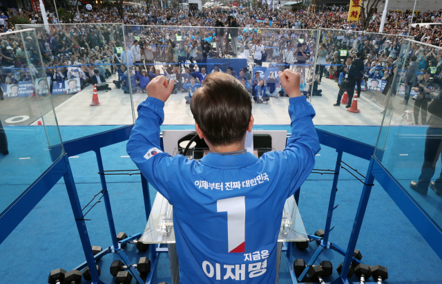더불어민주당 이재명 대선 후보가 막바지 '험지 공략'에 나선 1일 울산광역시 일산해수욕장 앞에서 시민들에게 지지를 호소하고 있다. 연합뉴스