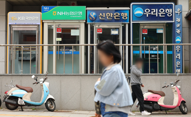 한국은행이 기준금리를 지속적으로 내리며 은행권 예금금리도 3년 만에 최저 수준으로 떨어졌다. 사진은 서울 시내의 ATM 모습. 연합뉴스