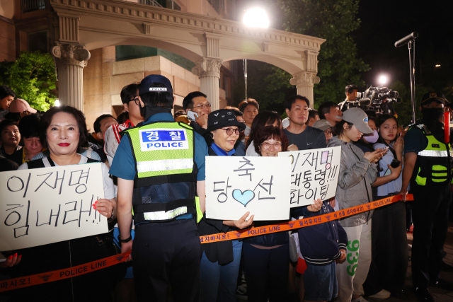 제21대 대통령 선거일인 3일 더불어민주당 이재명 후보의 자택인 인천 한 아파트에서 주민들이 이 후보를 응원하는 손팻말을 들고 있다. 연합뉴스